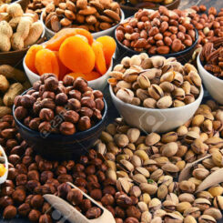 74643781-composition-avec-des-fruits-secs-et-des-noix-assorties-délices